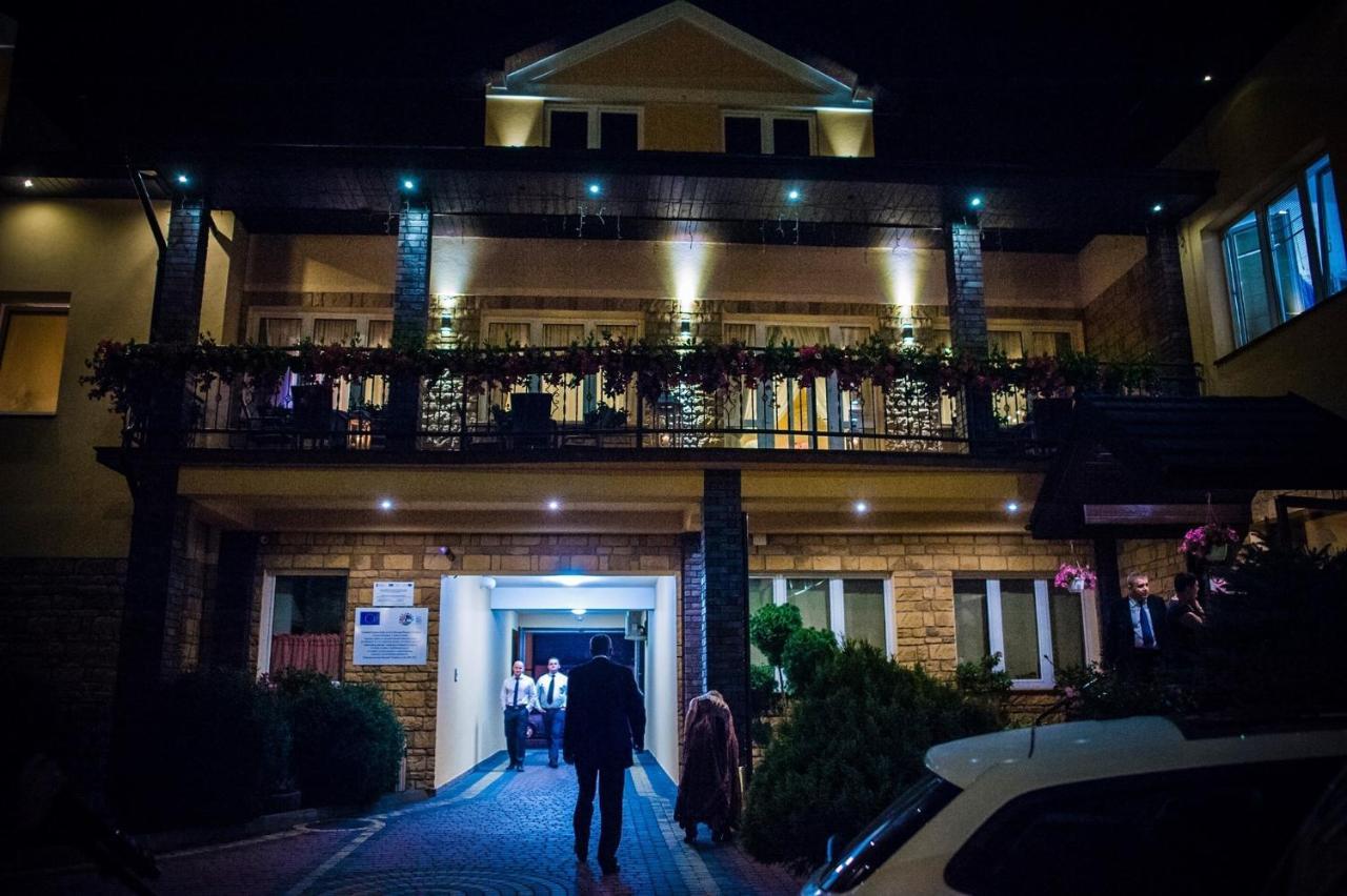 Dom Weselny Wenus Pokoje Hotelowe Przedborz Exterior foto