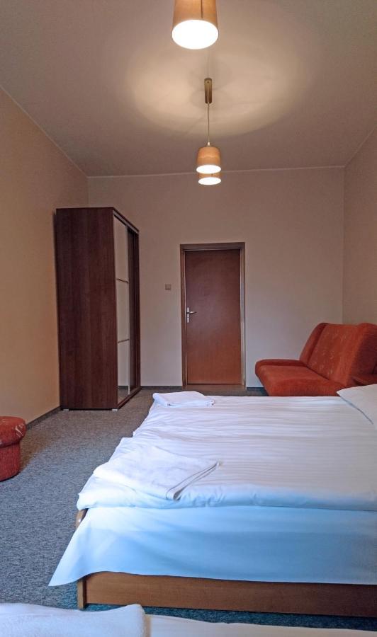Dom Weselny Wenus Pokoje Hotelowe Przedborz Exterior foto